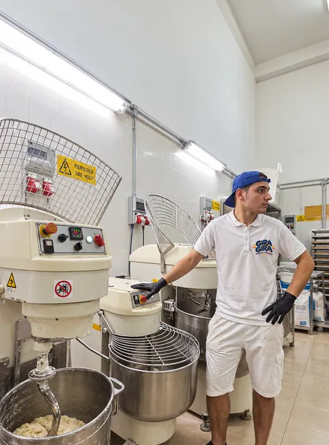 Le impastatrici del laboratorio Gira Gira